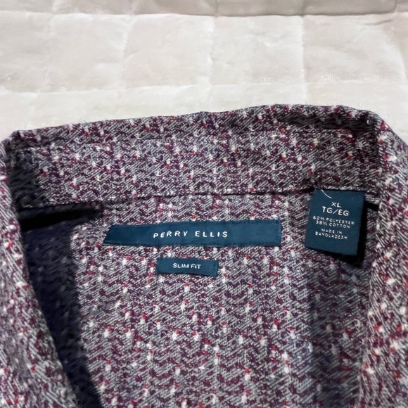 Perry Ellis Men's Purple Patterned Button Down Shirt - Picture 2 of 3